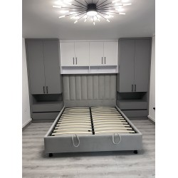 Mobilier dormitor modern cu pat tapițat, dulapuri laterale și corpuri suspendate A-98